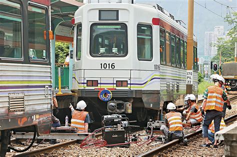 輕鐵出軌|貨車跌木板 累輕鐵出軌